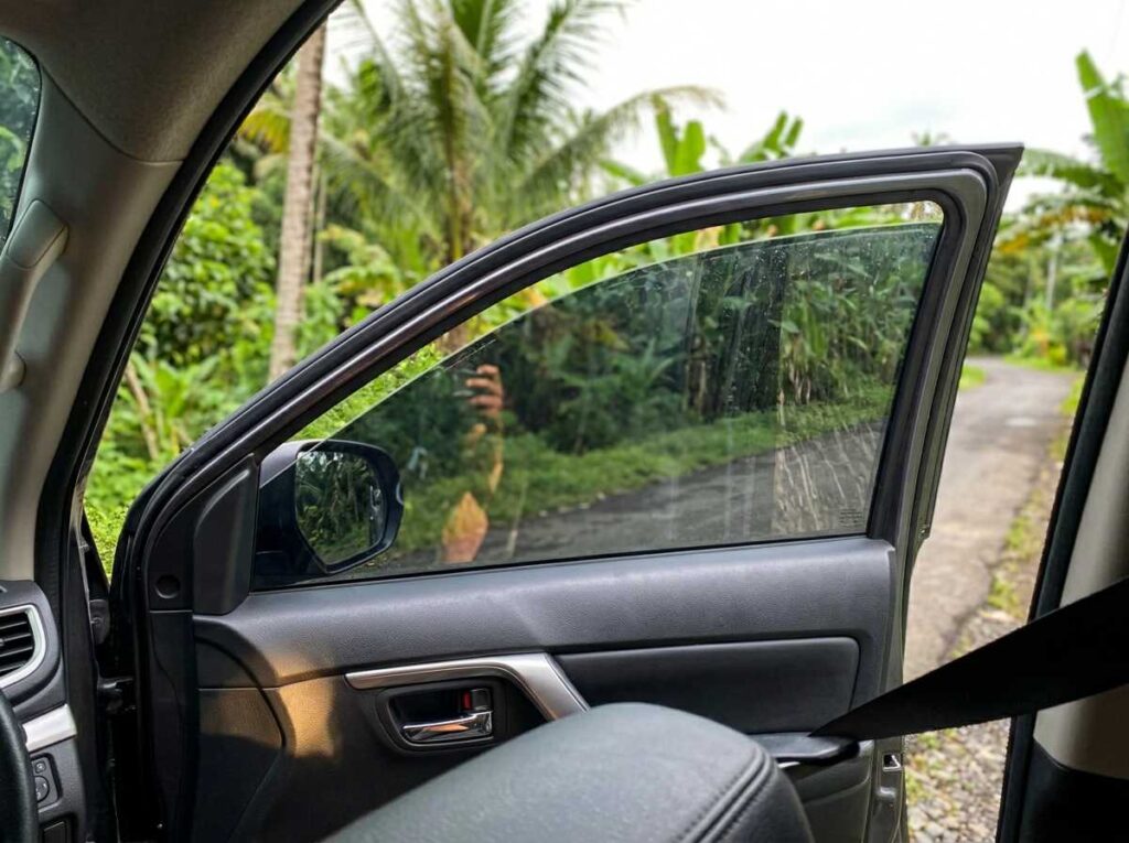 Pemasangan kaca film mobil premium untuk menangkal panas matahari ekstrem di kawasan pesisir Bali.