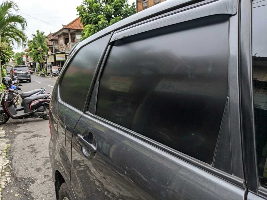 Visibilitas jernih dari dalam kabin setelah proses pasang kaca film mobil anti panas berkualitas.