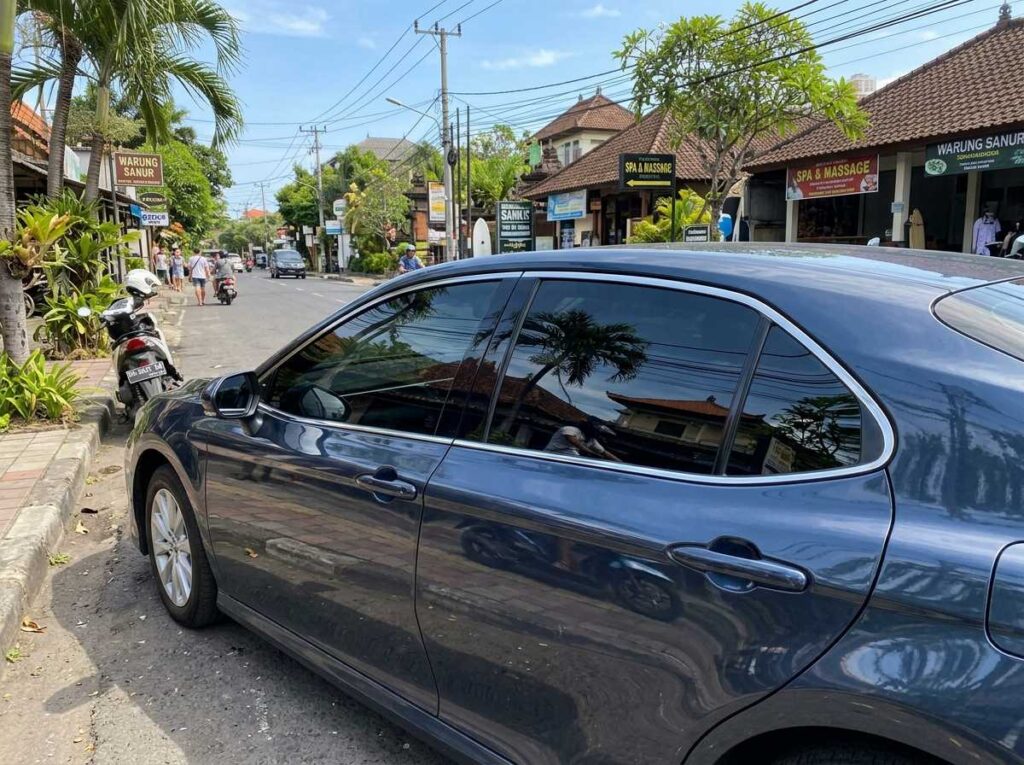 Karakteristik kaca film mobil black silver dengan efek pantulan cermin elegan untuk perlindungan maksimal di Bali.