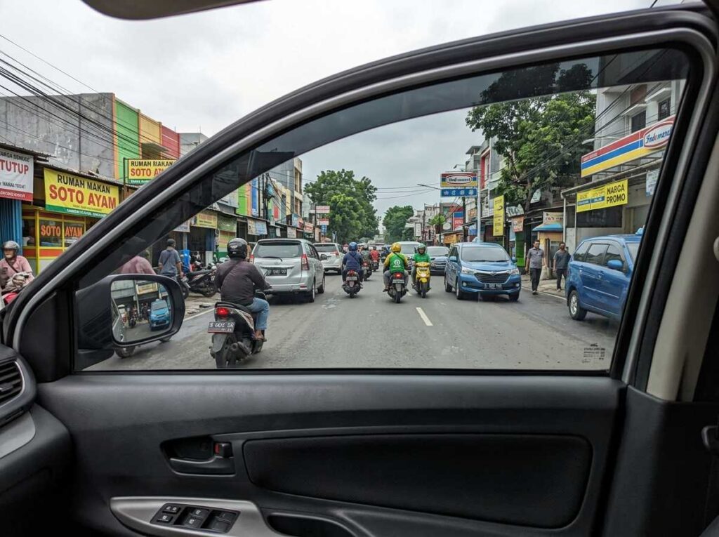 Hasil akhir pasang kaca film mobil premium dengan tingkat visibilitas jernih dari dalam kabin kendaraan.