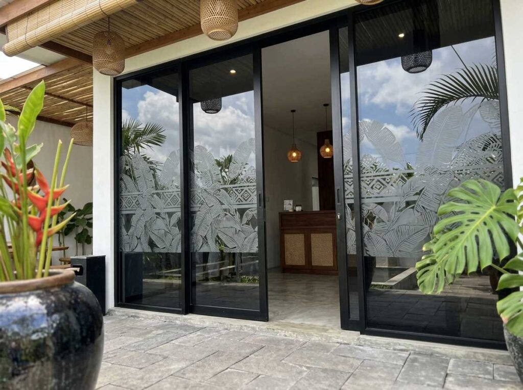 Pengaplikasian kaca film gedung pintu masuk untuk area entrance lobby hotel di Bali.
