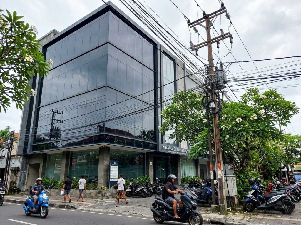 Pemasangan kaca film gedung bali pada fasad bangunan komersial untuk menolak panas matahari.