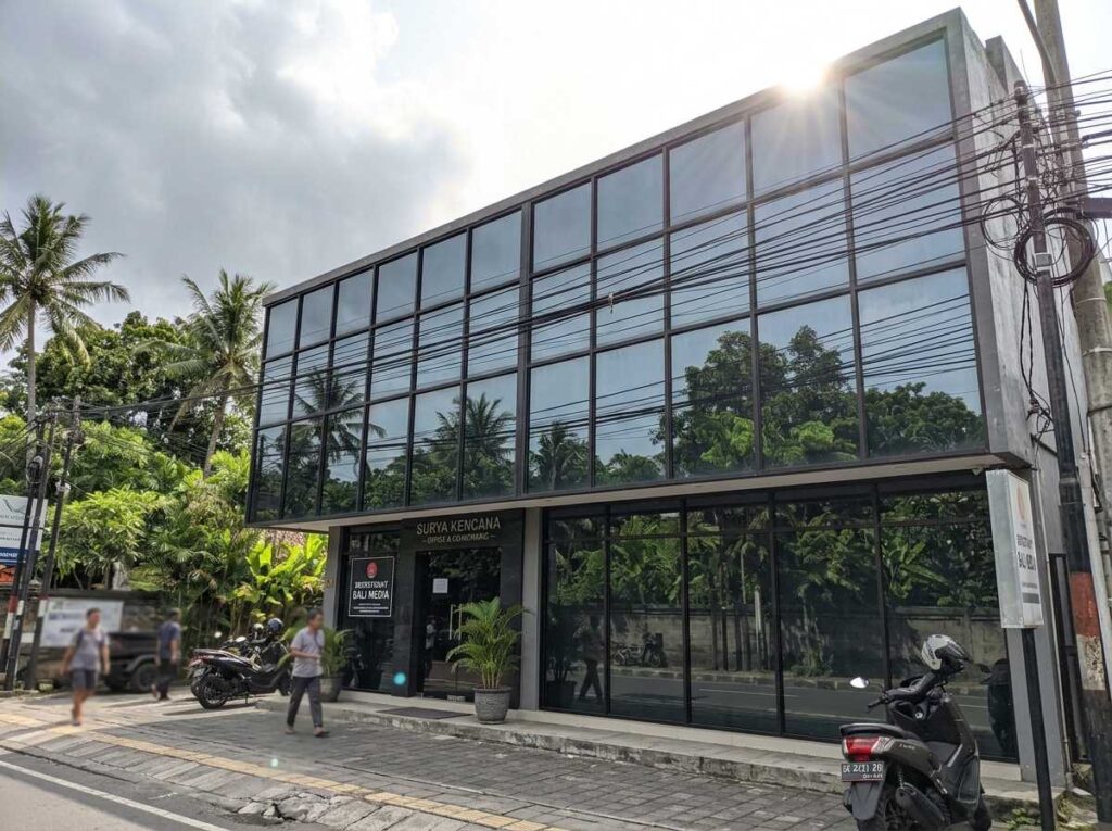 jasa pasang kaca film kantor bali hasil dari pengaplikasian kaca gedung.